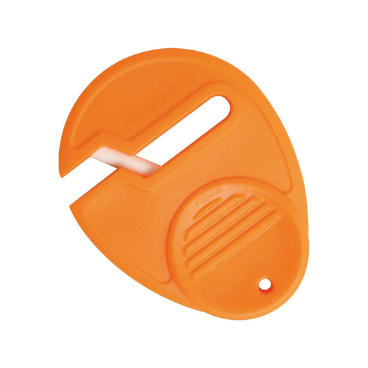 Rifinitore a forbice universale Sewsharp con pietra per affilare in ceramica e supporto in plastica arancione - Fiskars